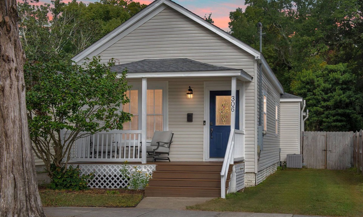 Downtown House | Walk to Palafox St.; Beach 14 min drive, sleeps 6