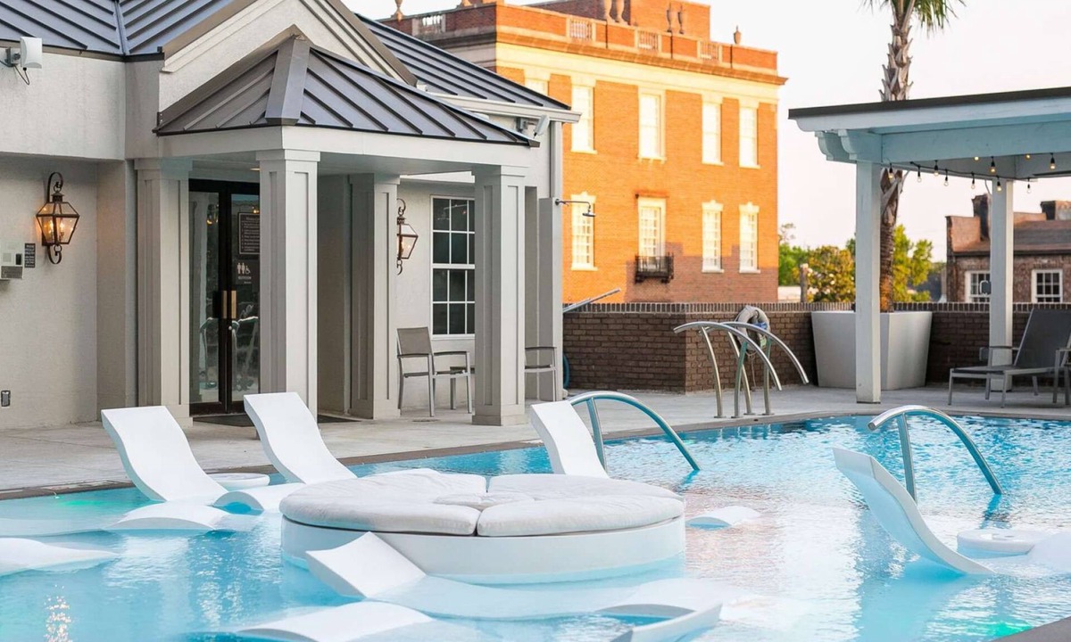 Historic Downtown Savannah Hotel | Walk to River Street | Pool. Dining + On-Site Bar