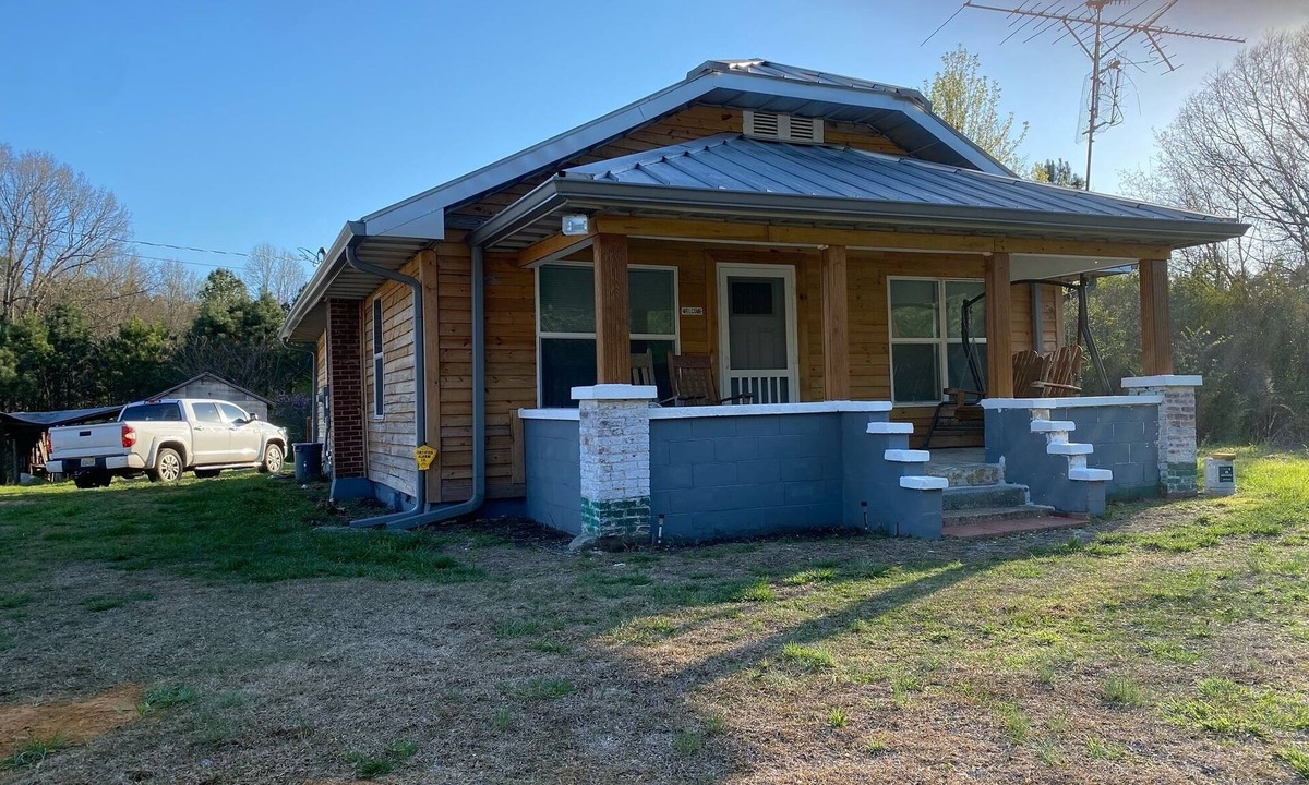 Hodges Other | Warm & inviting 1935 farmhouse near lakes-walking/riding trails modern amenities