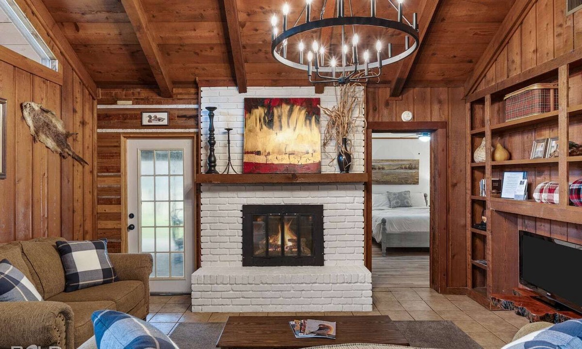 Uncertain House | Warm, Rustic Lodge with private dock access steps away, featuring a firepit, outdoor dining, and cornhole for laid-back nights.