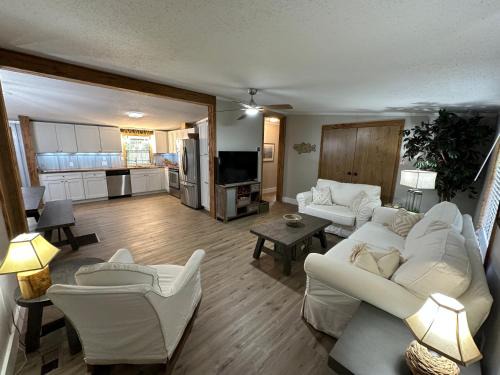 Satsuma House | Waterfront Canal in Satsuma Florida