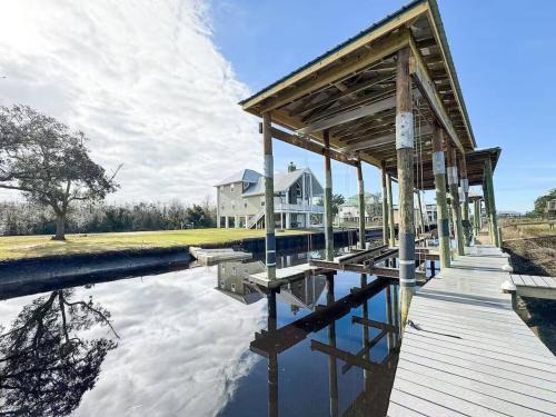 Shoreline Park Apartment | Waterfront escape at Jourdan River - Dock Haus