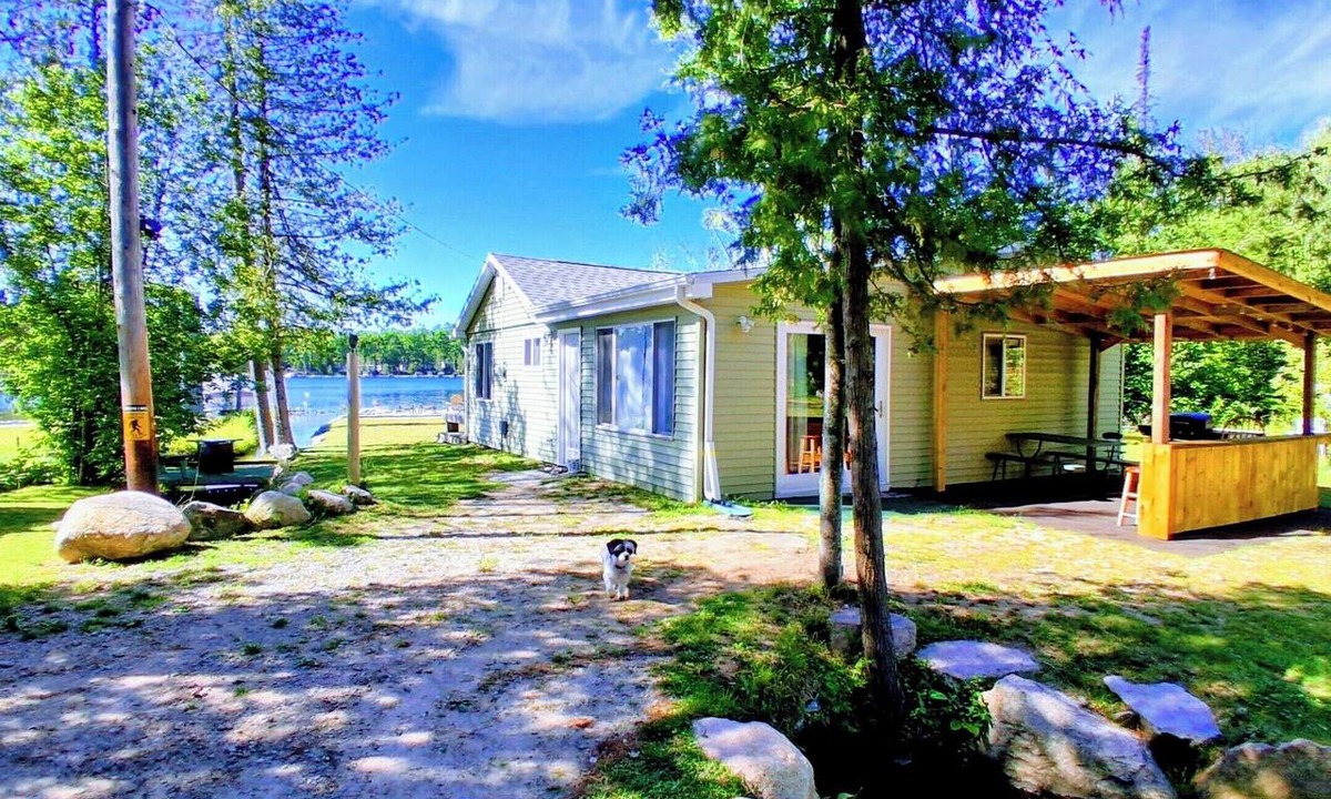Harrison Cottage | Waterfront/Espresso/Wifi/Games volleyball/Beach/kayaks hammocks/Darts/Pet/Creek