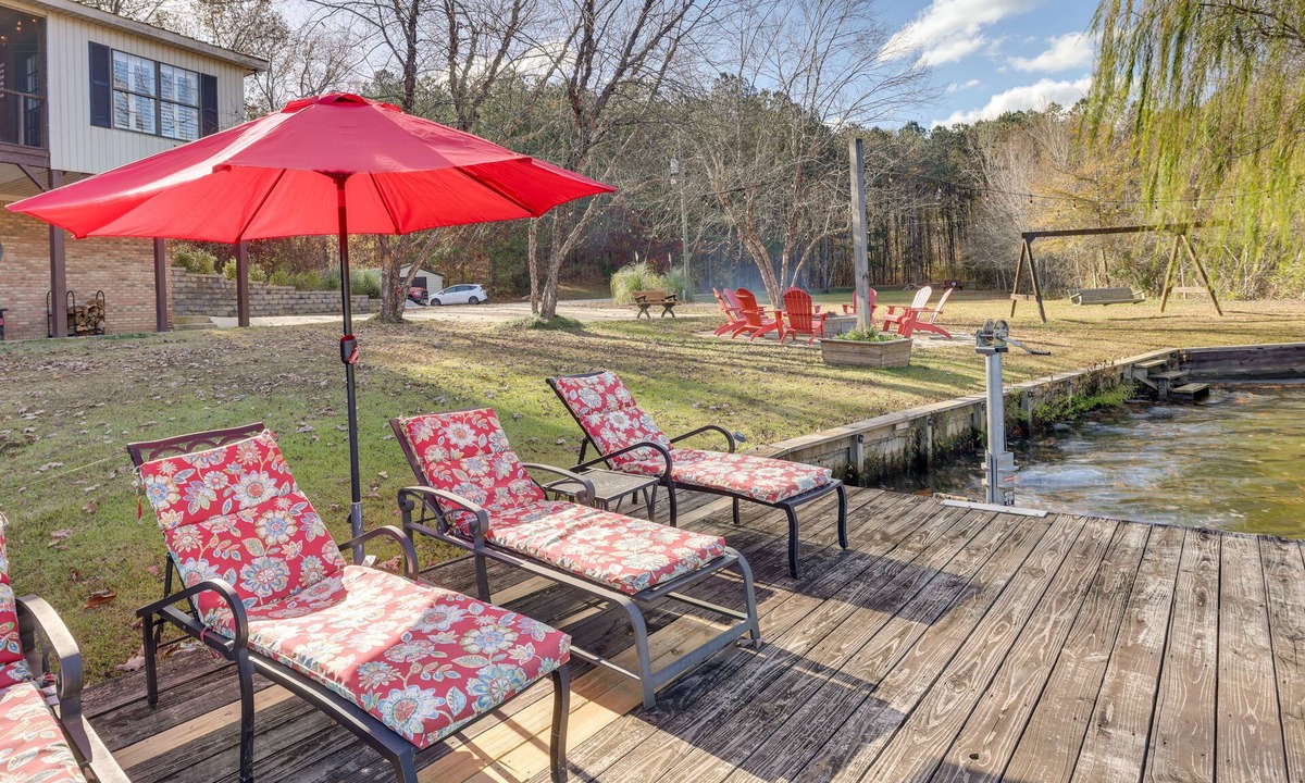 Shelby House | Waterfront Lay Lake Retreat w/Dock & 3 Piers!