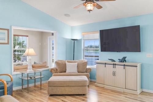 Welaka House | Waterfront St Johns River near springs with boat dock and water sports