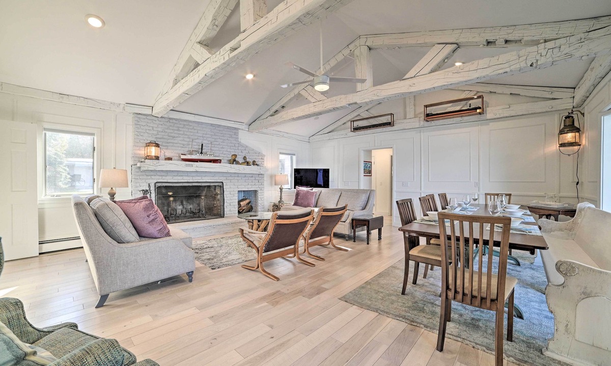 Suttons Bay House | Waterfront Suttons Bay: Wine Trail, Pickleball Ct