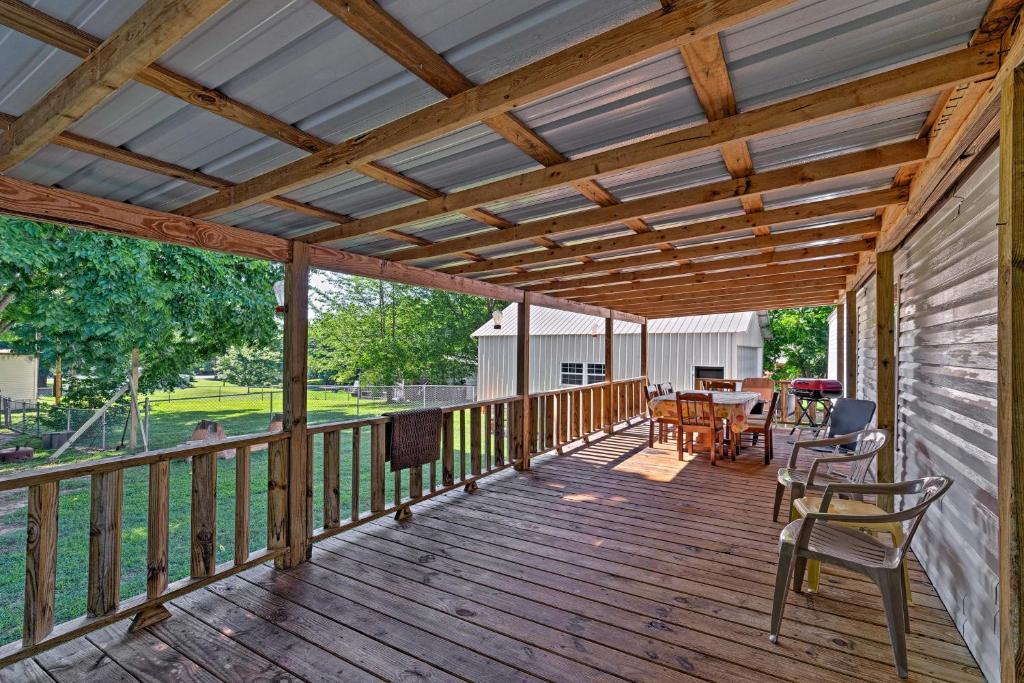 Waterloo House | Waterloo Home with Fire Pit - 1/2 Mi to Boat Ramp!