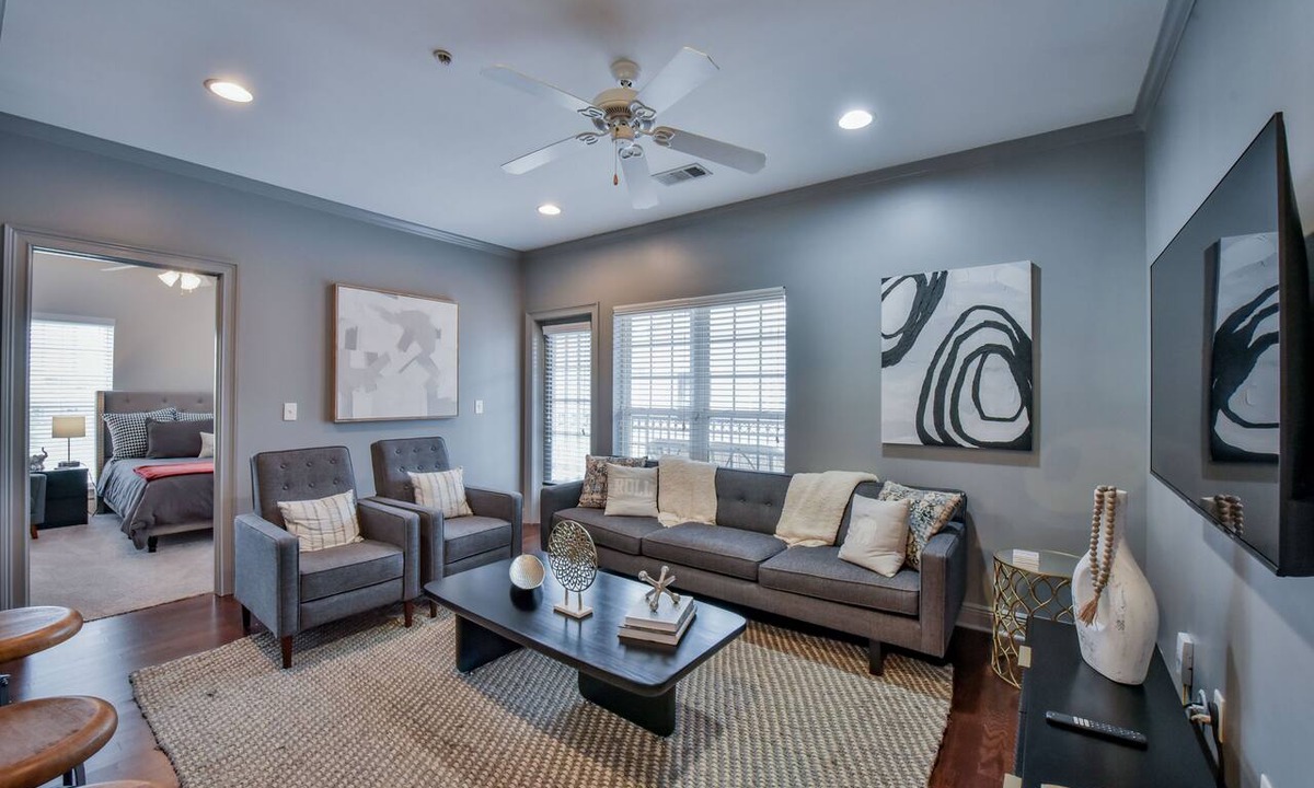 Tuscaloosa Condo | Welcome to Bear's Den! Walk to the Coliseum, Stadium, and The Strip!
