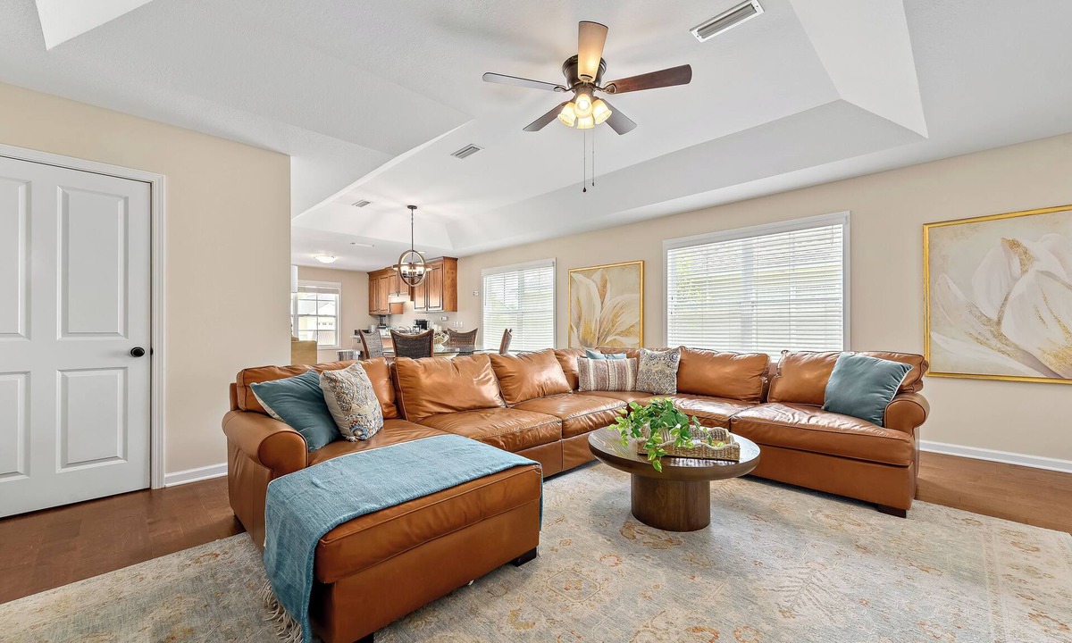 Enterprise House | Winterberry- Manor 3BR King+Queen 85"TV Base