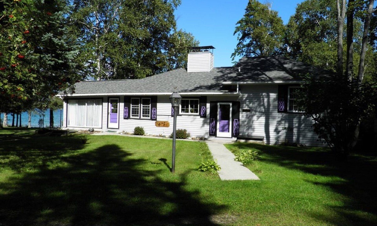 Cheboygan Cottage | Wonderful Lake Huron Family Cottage - Convenient Location - Great Internet