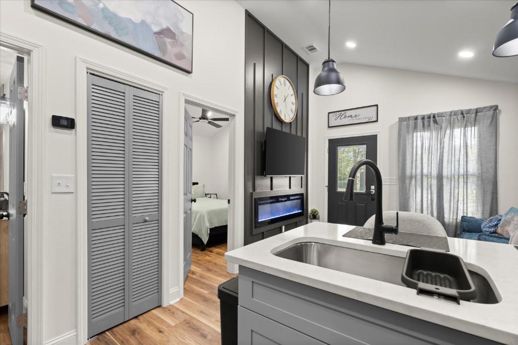 Belvedere Park House | World Cup Retreat -2BR 2BA Decatur Cottage