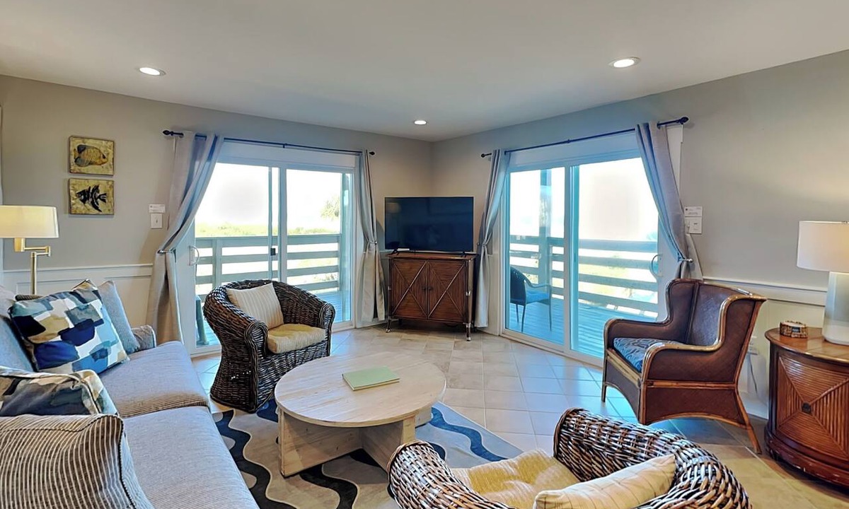 Tybee Island Condo | Wraparound Balcony w/Stunning Sunrise & Sunset Views + Pool Access