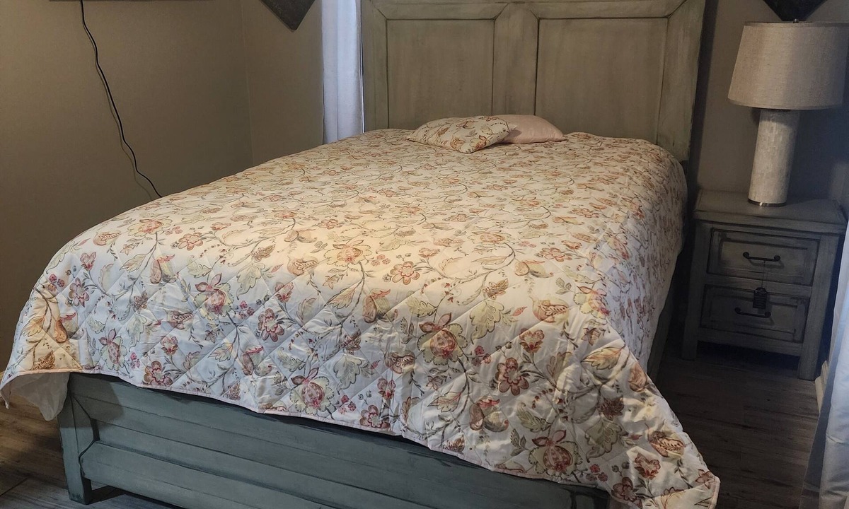 Hollandale House | X Marks the Spot 3 Bedrooms, 4 Beds, 1 bathroom House. Newly remodeled.