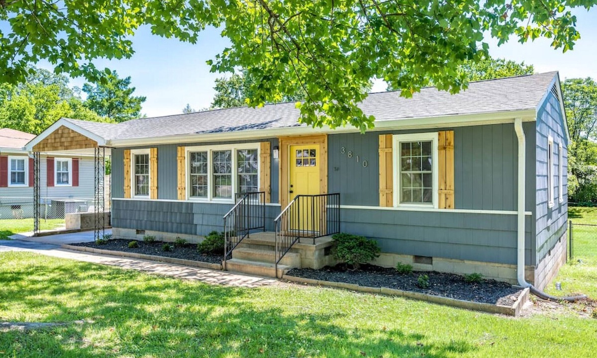 Lupton City House | Yellow Door Cottage - 3BR, Pet & family friendly!