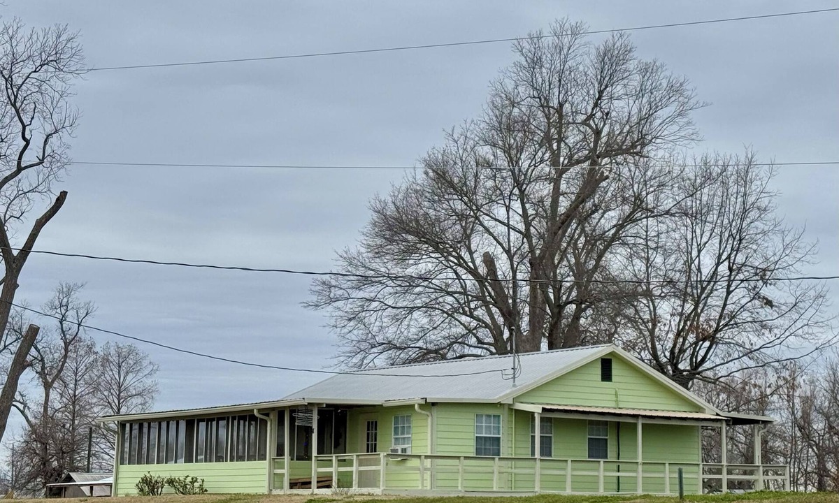 Sondheimer House | You’ll love our Levee-Top Lake House!