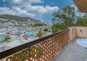 B44: 2 Bedroom, 2 Bath Condo, Balcony with Views - Bahia Vista - B44 in Avalon