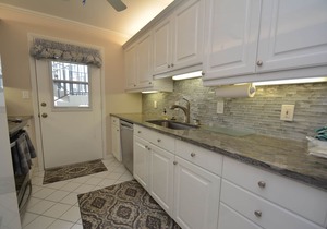 Front unit overlooking Moorings bay - 7 min walk to the Beach. 2 boat slips in Naples