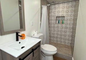 Historic Downtown Hardwood Apartment 2 Minute Walk to French Quarter -3B