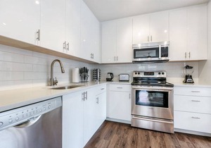 Spacious Modern 1BR Condo in California Building by Hosteeva