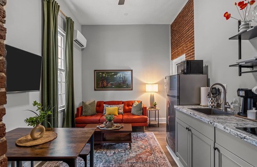 Olde Town Augusta Apartment | 1 bedroom, 1 bathroom suite in Downtown Augusta. The sleeping arrangements for this unit are 2 full beds.