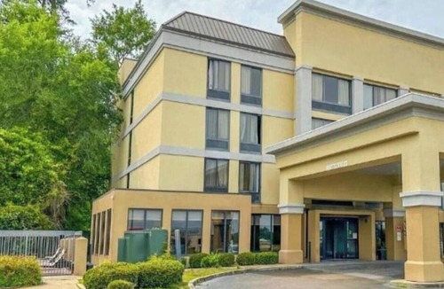Tougaloo Apartment | 1 Bedroom Suite with Jetted Tub