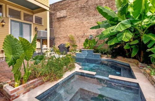 Faubourg Lafayette House | 1 Block to Parade & St Charles, Heated Pool & Hot Tub, Walk to French Qtr