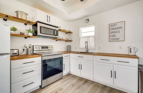 Long Beach Cottage | 1 Mi to Gulf Coast! Couples Retreat in Long Beach