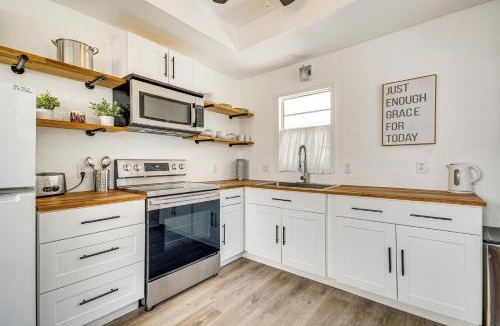 Long Beach House | 1 Mi to Gulf Coast! Couples Retreat in Long Beach