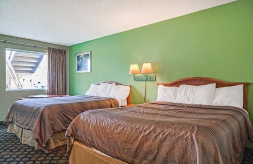 Ashburn Hotel | 1 Mile to Downtown Ashburn | 2 Queen Bed Room near I-75 South Georgia