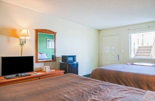 Ashburn Hotel | 1 Mile to Downtown Ashburn | 2 Queen Bed Room near I-75 South Georgia