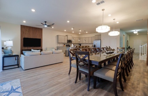 Davenport House | 10 bedroom Disney area rental with dining for 16 and screened pool