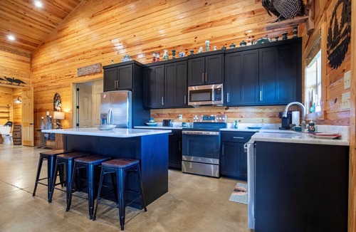 Etta Other | 10 Miles from Oxford, MS/Ole Miss- Charming Twisted J Farmhouse 3 bed/3 Bath