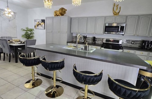 Windwood Bay House | 10 Mins to Disney. New luxury furniture. 16 guests