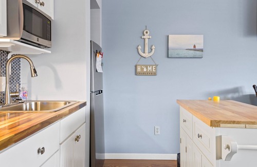 Charlevoix Condo | 101 Pointes North Inn | Dog Friendly | Downtown Chx | Indoor/Outdoor Pool