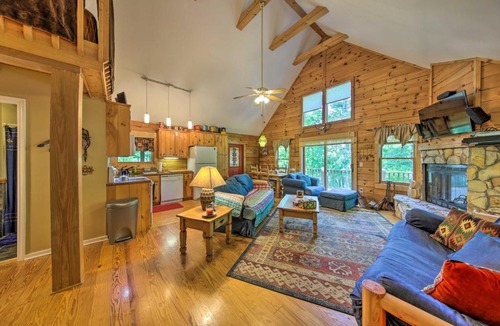 Marble House | 11 Mi to Calaboose Cellars: Marble Cabin w/Deck!
