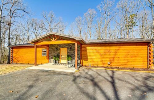 Royal House | 11 Mi to Marina on Lake Hamilton: Cabin Getaway
