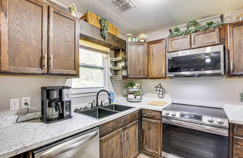 Pooler House | 12 Mi to Dtwn Savannah: Remodeled Family Getaway!