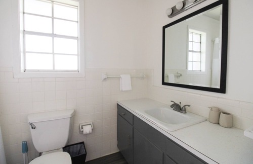 Houma House | 15% ALL OF JULY! Spacious Screened- In Porch Perfect for Group Stays