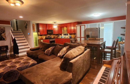 Decatur House | 15 minutes to downtown Atlanta! Family-sized home with swimming pool & game room