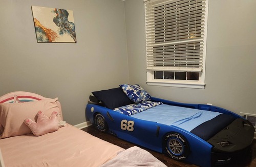 Decatur House | 15 minutes to downtown Atlanta! Family-sized home with swimming pool & game room