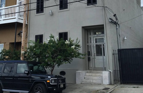 Faubourg Lafayette House | 1850s HUGE historic rowhouse for large groups with gated parking12ft ceilings