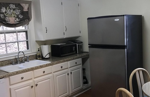 Anniston House | 1882 Cottage-charming! LOCATION! Pets w/fee. Long term rates,re Springwood Inn.