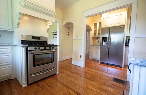 North Florence House | 1920's Farmhouse with modern amenities! "Southern Comfort" and privacy.