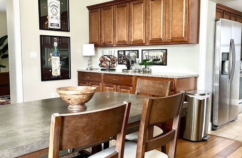 Mount Dora Cottage | “1933” Sleeps 6, King Beds, Spacious, 5 min walk to downtown Mt. Dora