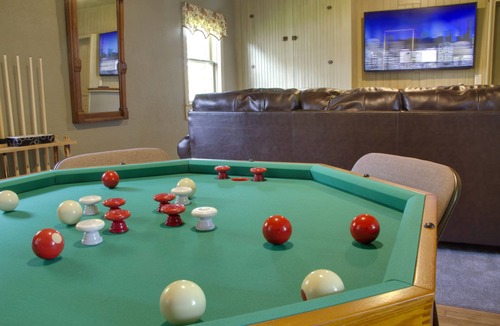 Frankenmuth House | 1950's Themed Historic Home In Downtown Frankenmuth Heart. Perfect location.