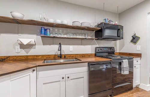 West End Apartment | 2.5 Story Great Room! 5 min to Downtown
