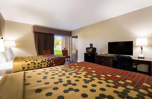 Perry Hotel | 2 Accommodations near Georgia Artisan Center | Free Parking | Pet Friendly