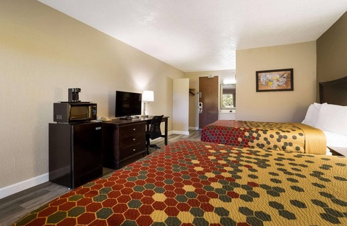 Perry Hotel | 2 Accommodations near Georgia Artisan Center | Free Parking | Pet Friendly