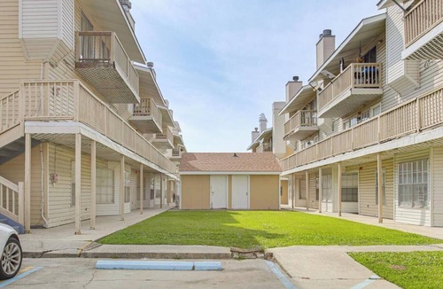 Kenner - Louis Armstrong International Airport Apartment | 2-bedroom apartment in charming Kenner with AC for relaxing stays
