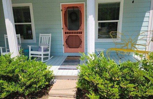 Biloxi Cottage | 2 Bedroom Cottage/golf cart